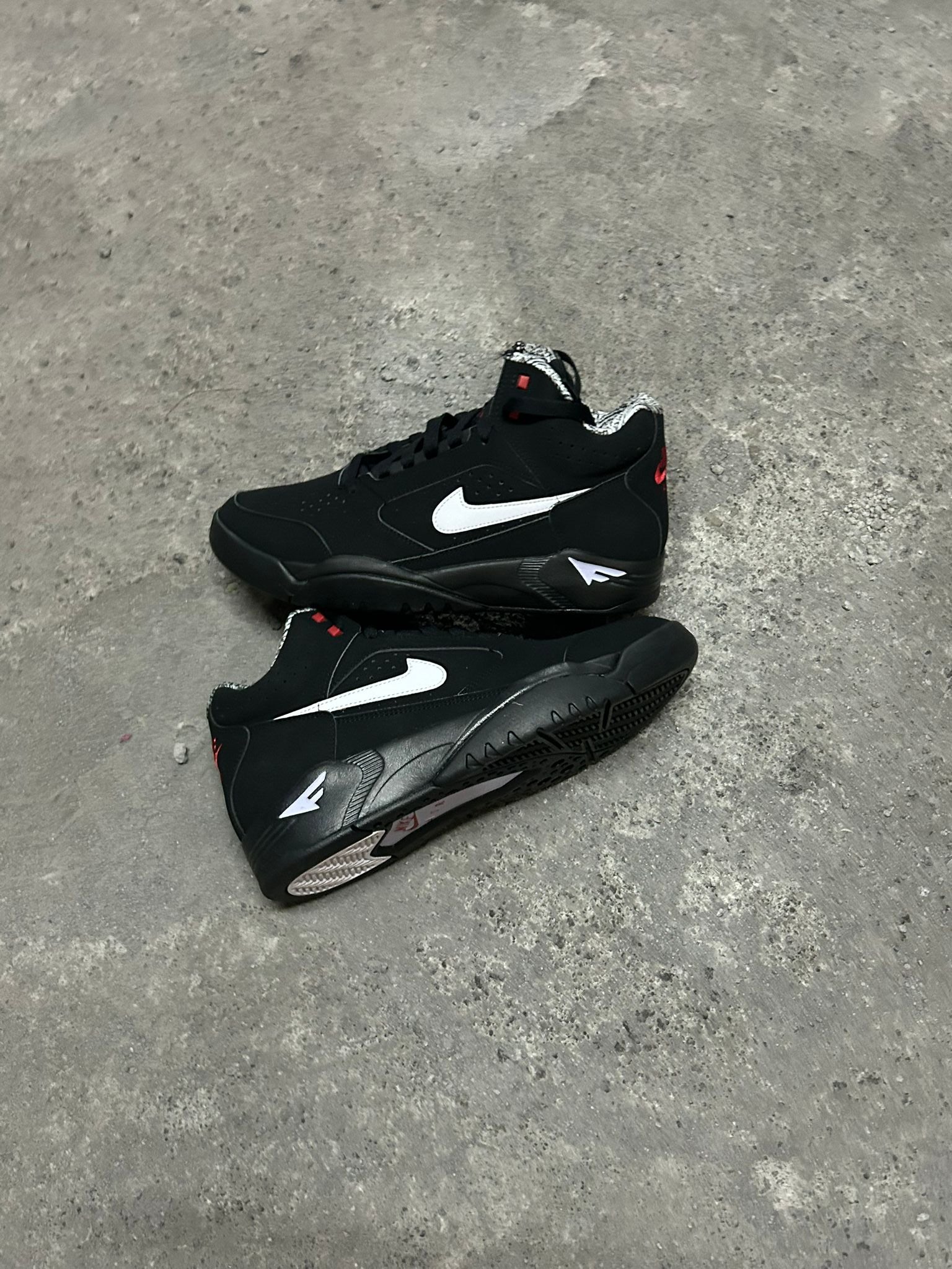 Air Flight mid Black/University Red