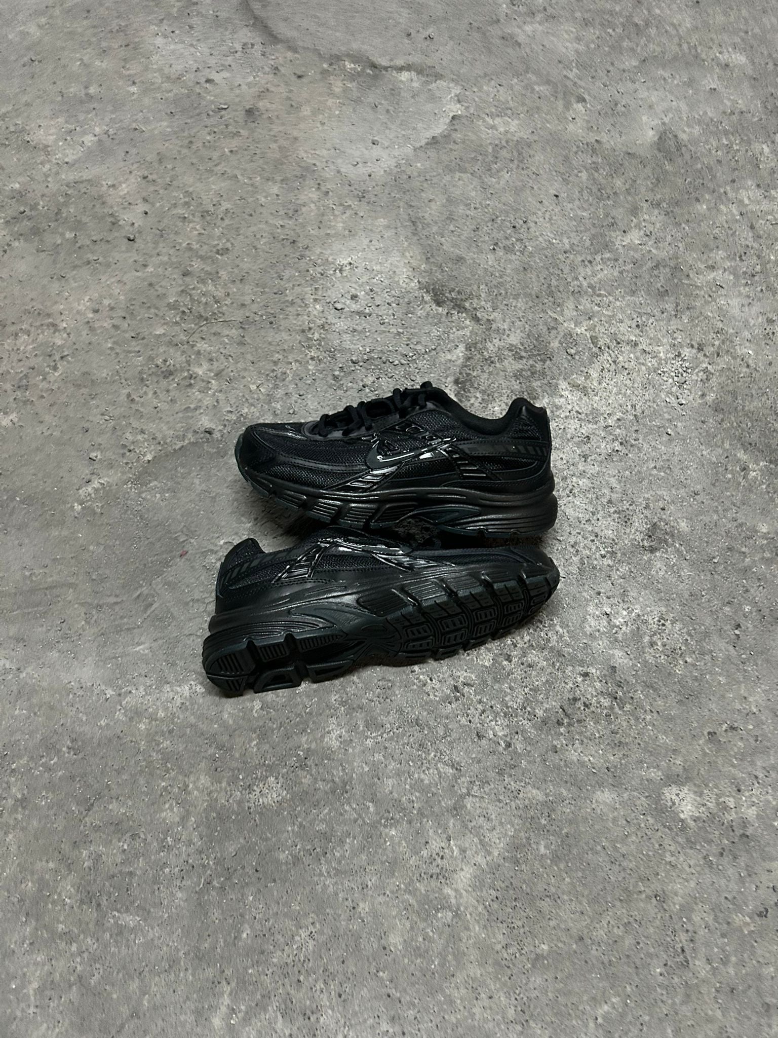 Initiator Triple Black