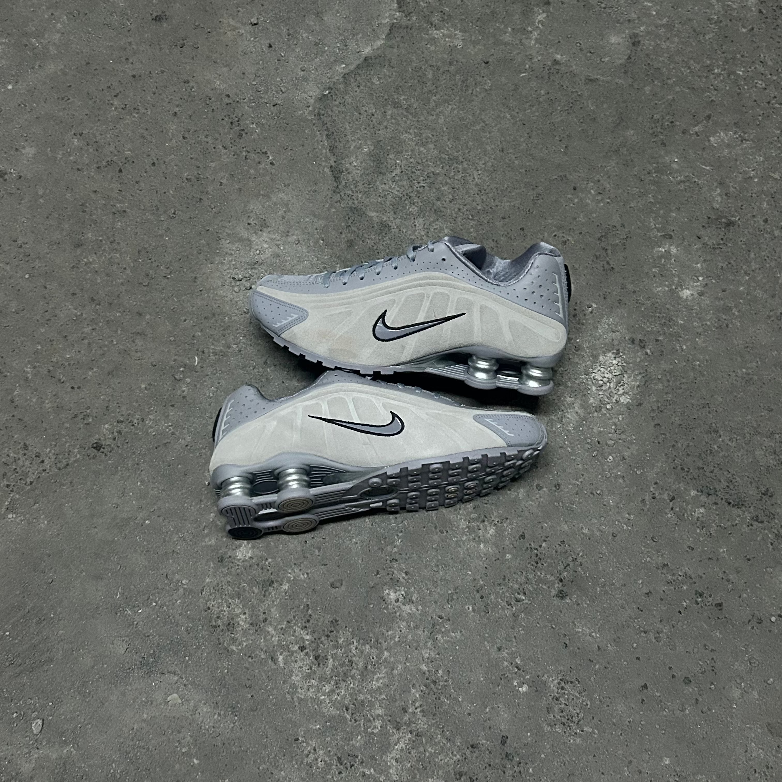 Shox R4 Cement Grey
