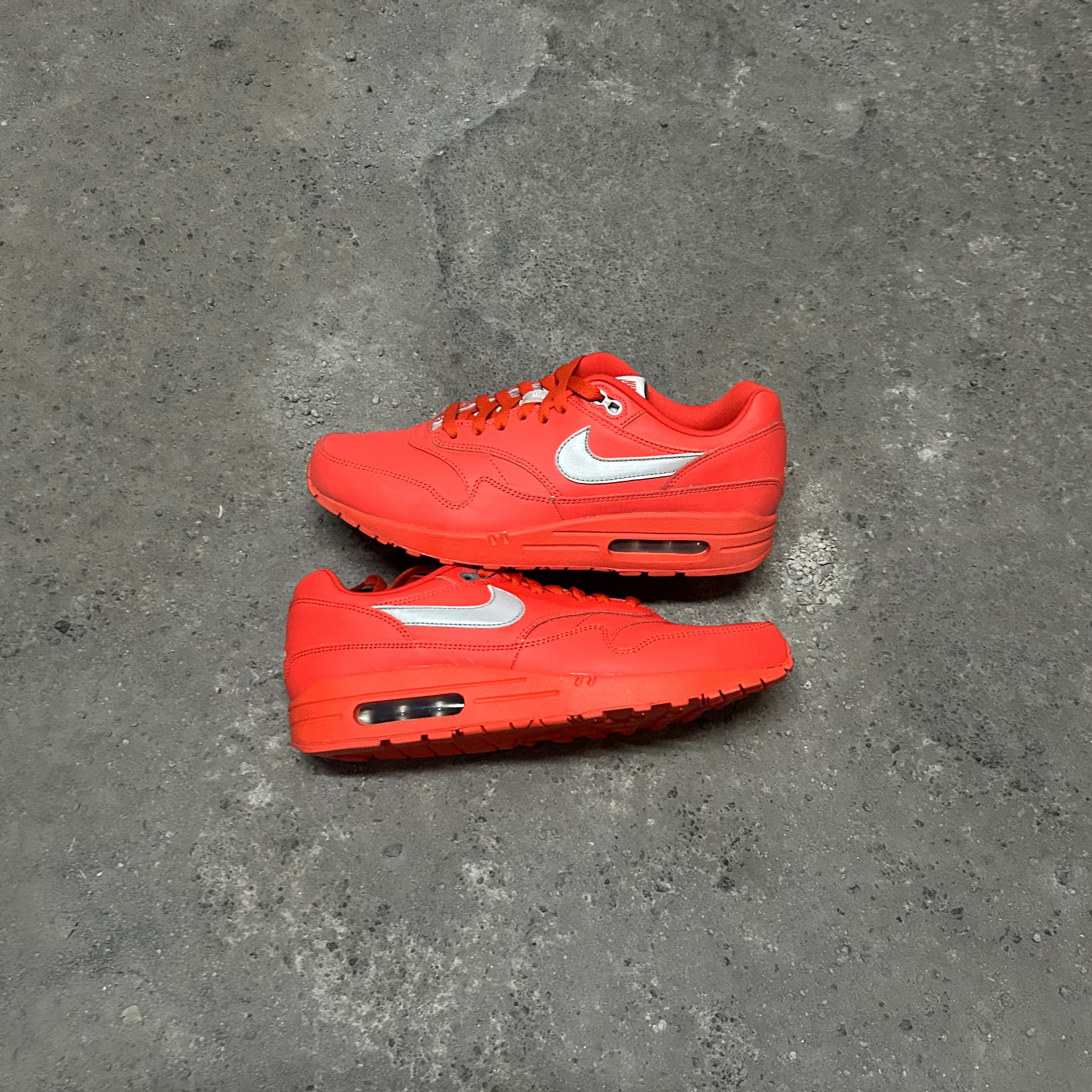 Air Max 1 nby "Red October"