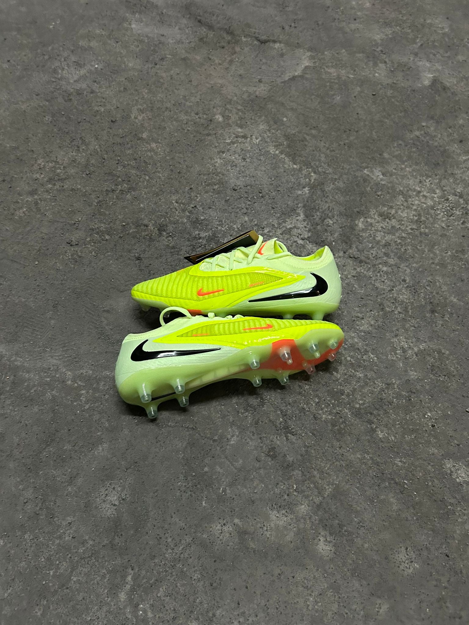 Phantom 6 Low Elite Ag-pro Hyper Crimson